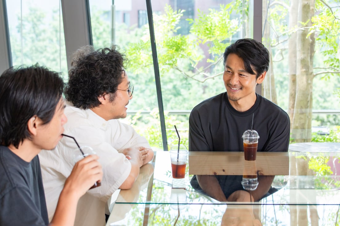 3人のインタビューカット