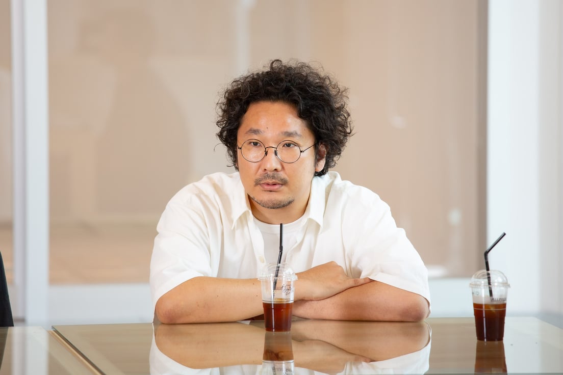 男性のインタビューカット