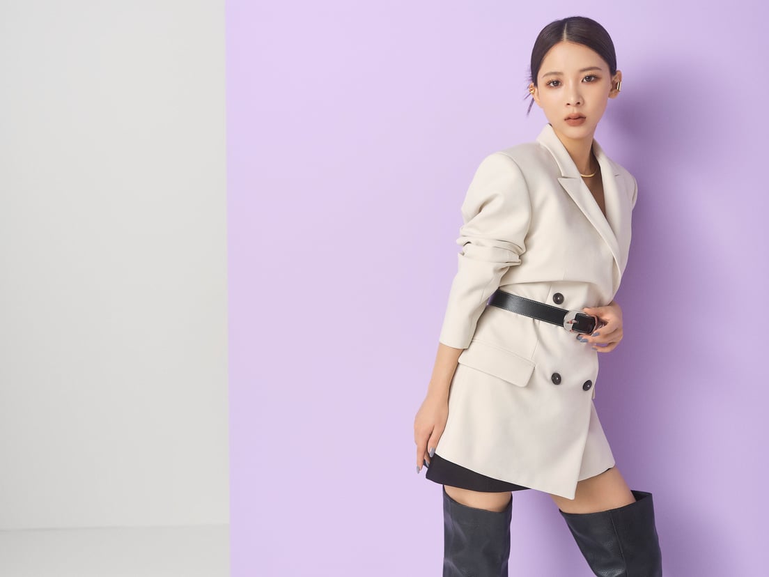 ジャケット 8万6900円、スカート 2万7500円、ブーツ 9万9000円、ベルト 2万2000円、アクセサリー(スタイリスト私物)