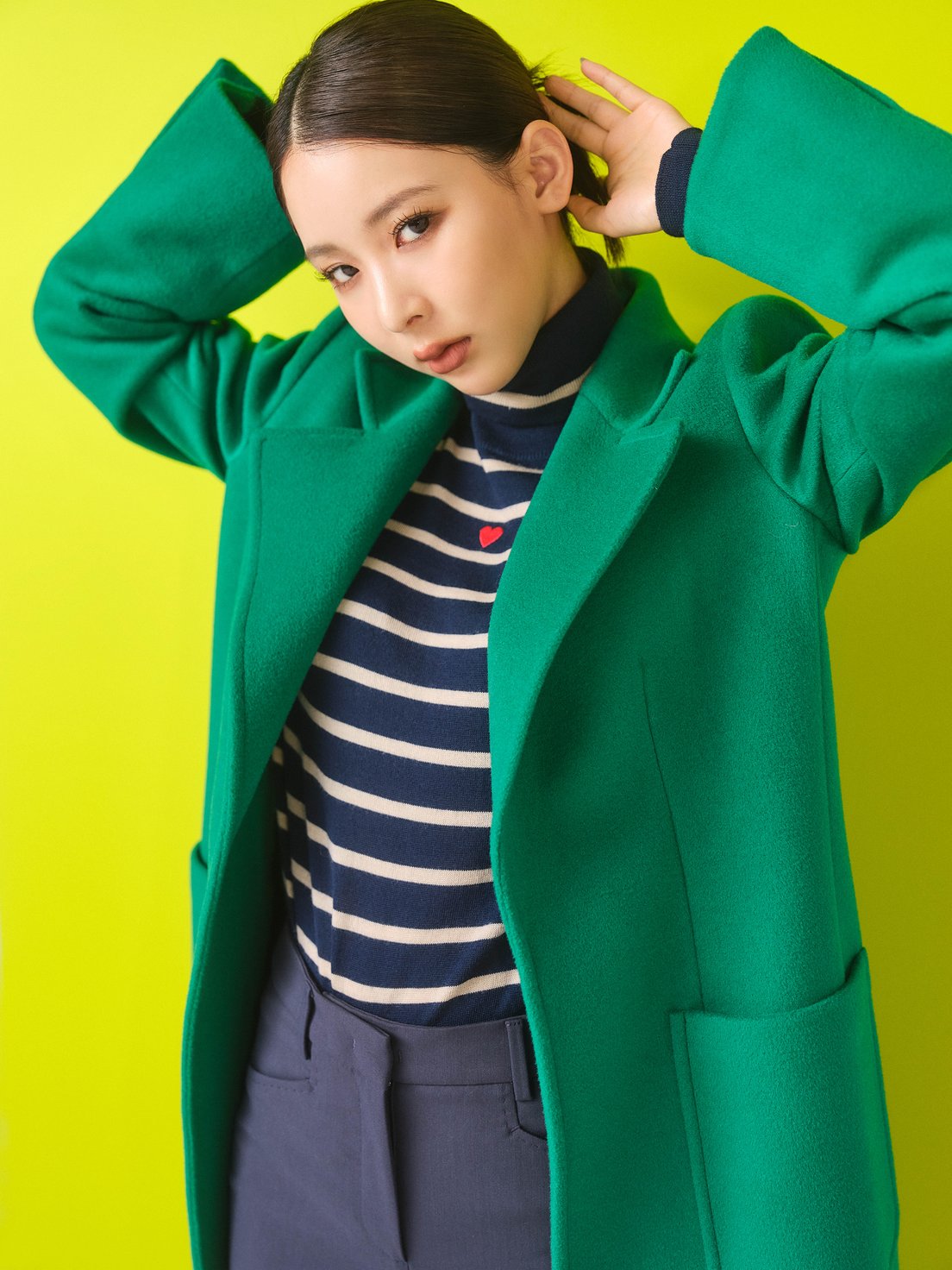 コート 9万9000円、中に着たニット 3万5200円、パンツ 3万8500円、ローファー 5万6100円