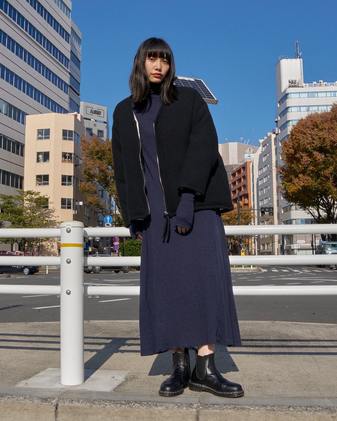 シーオールのダウンジャケットを着た女性モデル