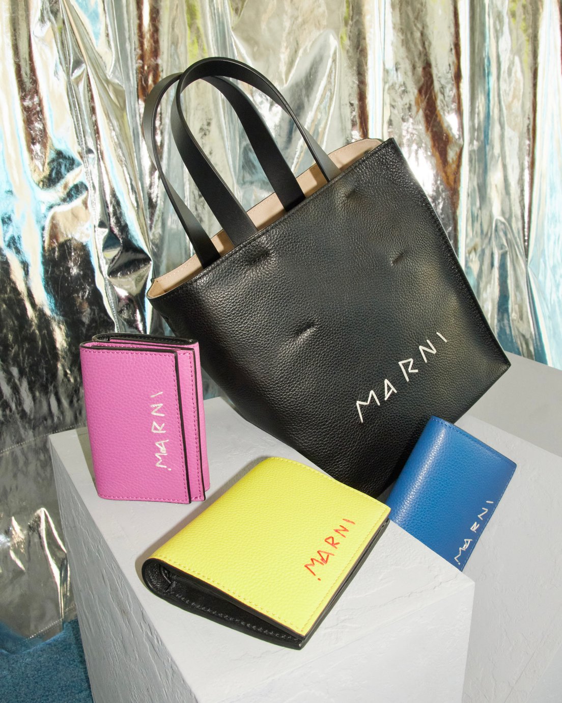 (上)MUSEO ミニバッグ(H22×W20×D10cm)ブラック 17万9300円、(左から)3つ折りウォレット(H7×W10×D2.5cm)カシス 6万9300円、2つ折りウォレット(H8.5×W11×D2cm)ライム 6万7100円、2つ折りウォレット(H8.5×W11×D2cm)ロイヤルブルー 6万7100円
