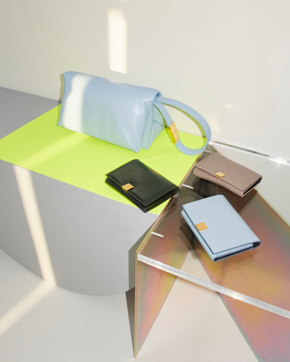(左から)PRISMA SMALL BAG(H12.5×W21×D10cm)25万9600円、3つ折りウォレット(H8.5×W10×D2cm)ブラック 7万3700円、3つ折りウォレット(H8.5×W10×D2cm)コルク 7万3700円、3つ折りウォレット(H8.5×W10×D2cm)スモークブルー 7万3700円