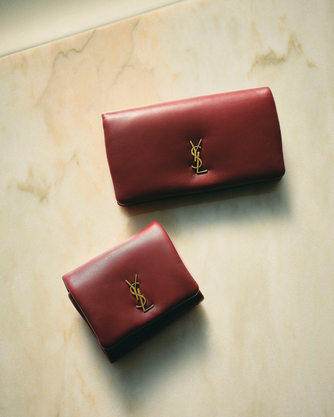 (上から)カリプソ ラージウォレット(H10×W19×D2cm)11万6600円、カリプソ コンパクトウォレット(H10×W12×D4cm)9万7900円(※店舗で展開中)
