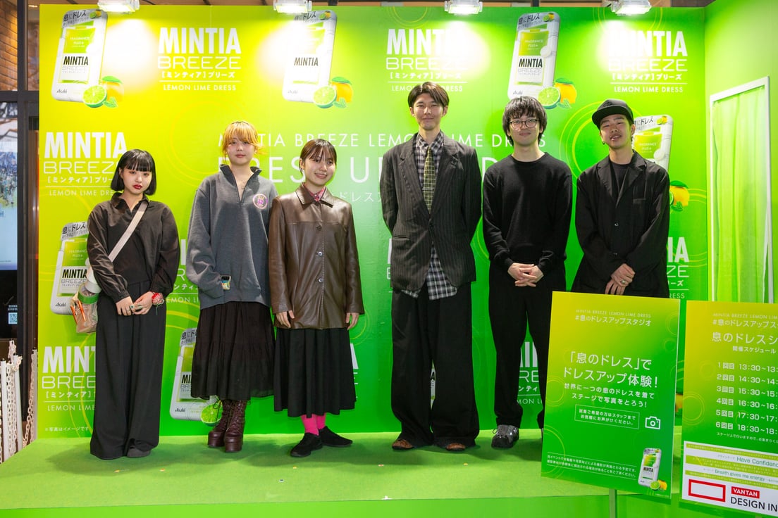 6人の学生の集合カット