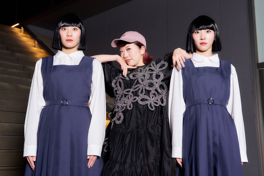 アバンギャルディメンバーのsono、振付師のakane、メンバーのpaniが階段に立って並んでいる姿