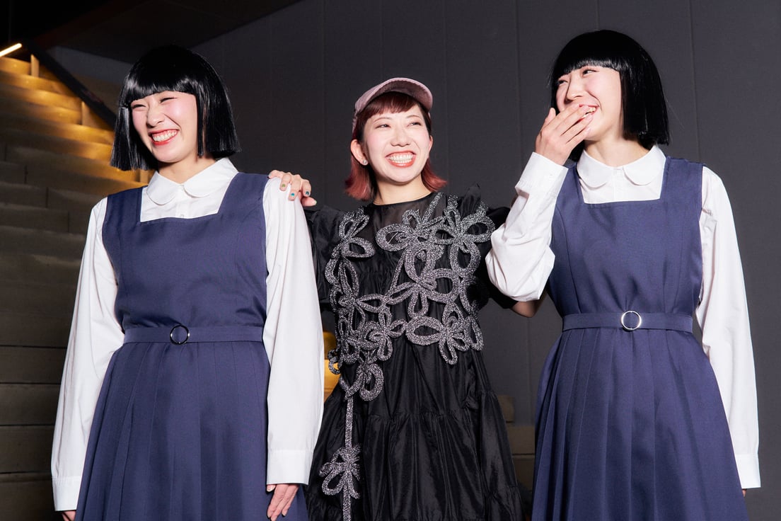 笑顔で立つsono、akane、pani