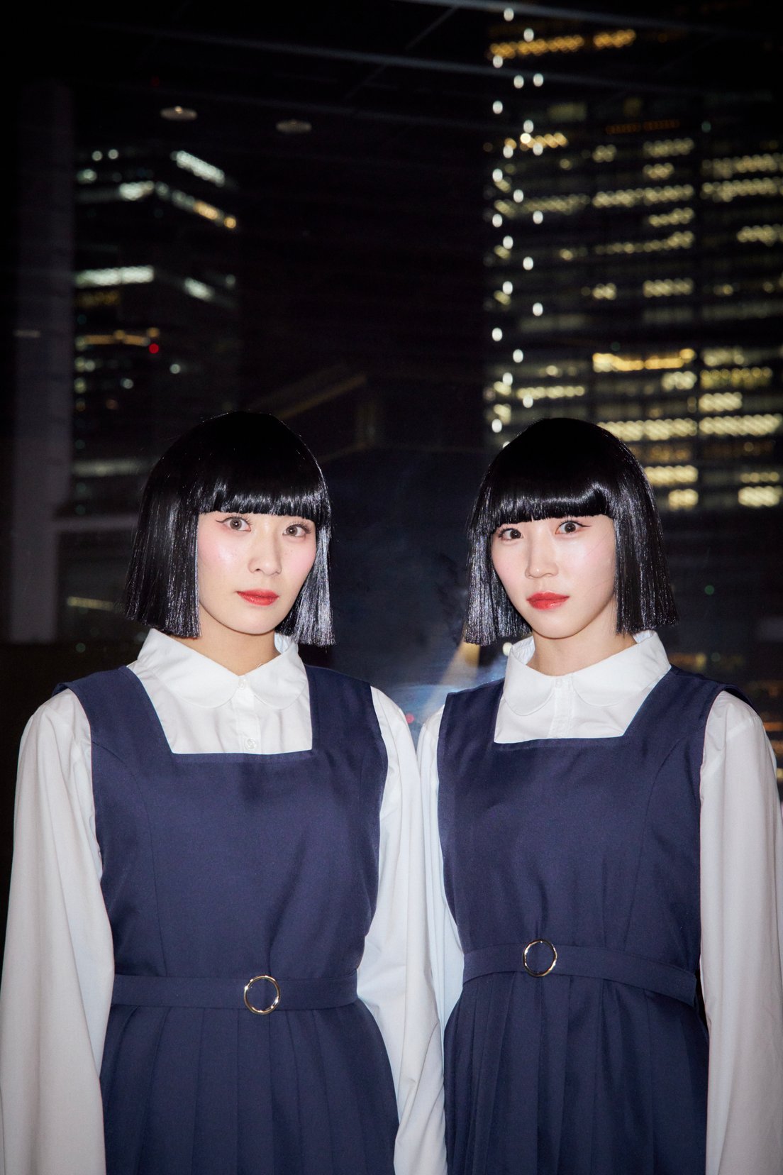 夜景を背景に立つsonoとpaniの上半身のショット