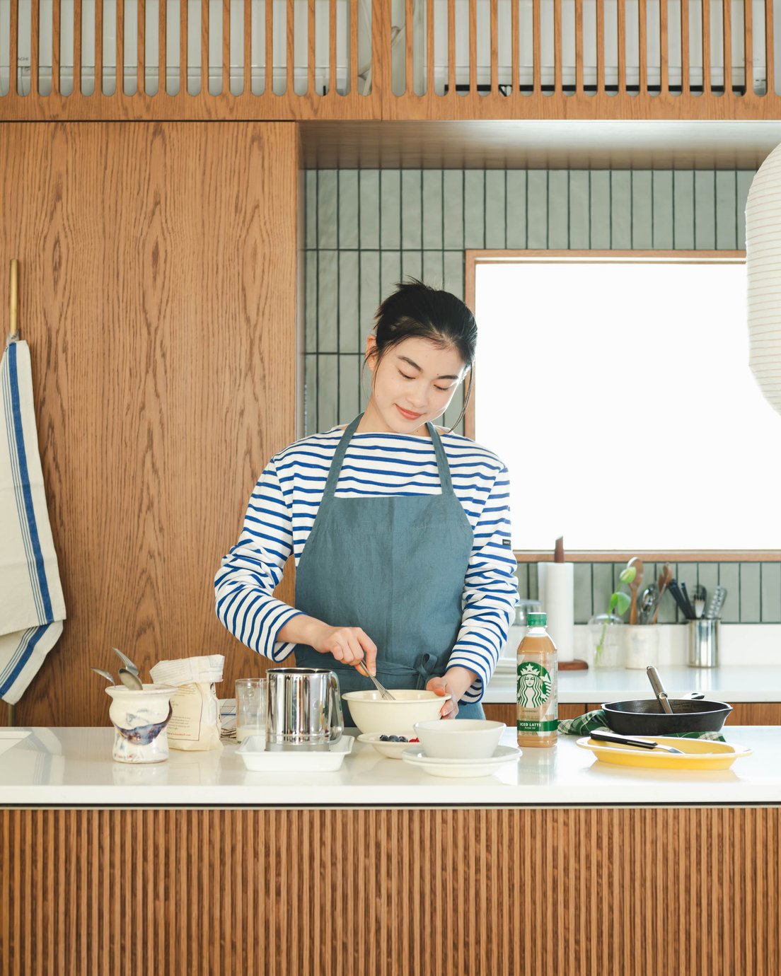 料理中の女性