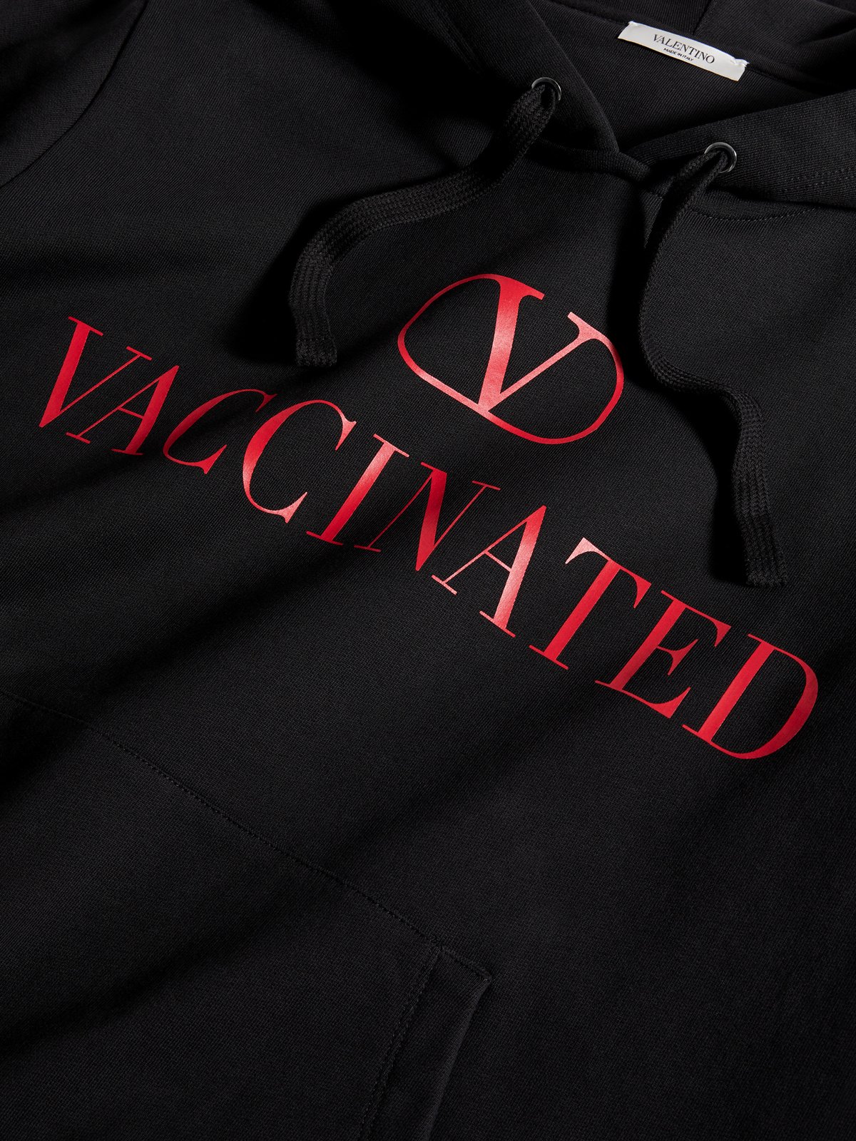 ヴァレンティノから「ワクチン接種済み」フーディーが登場、ワクチン