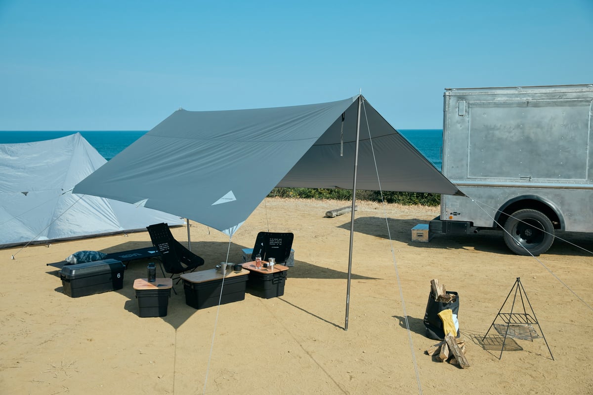 砂浜の中央に位置するテントなどのキャンプ用品