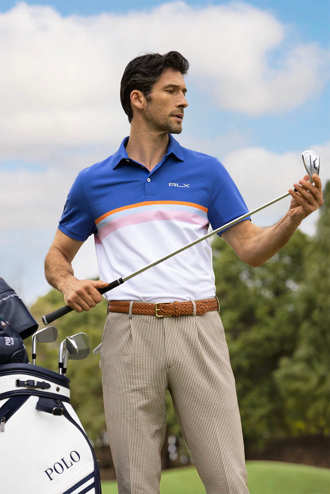 ゴルフウェアを着た男性モデル