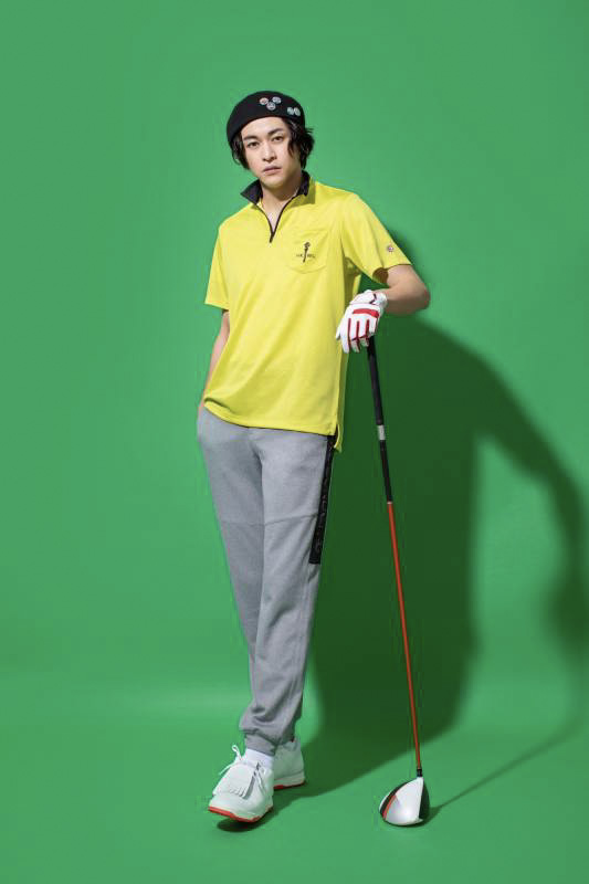 ゴルフウェアを着用したモデル