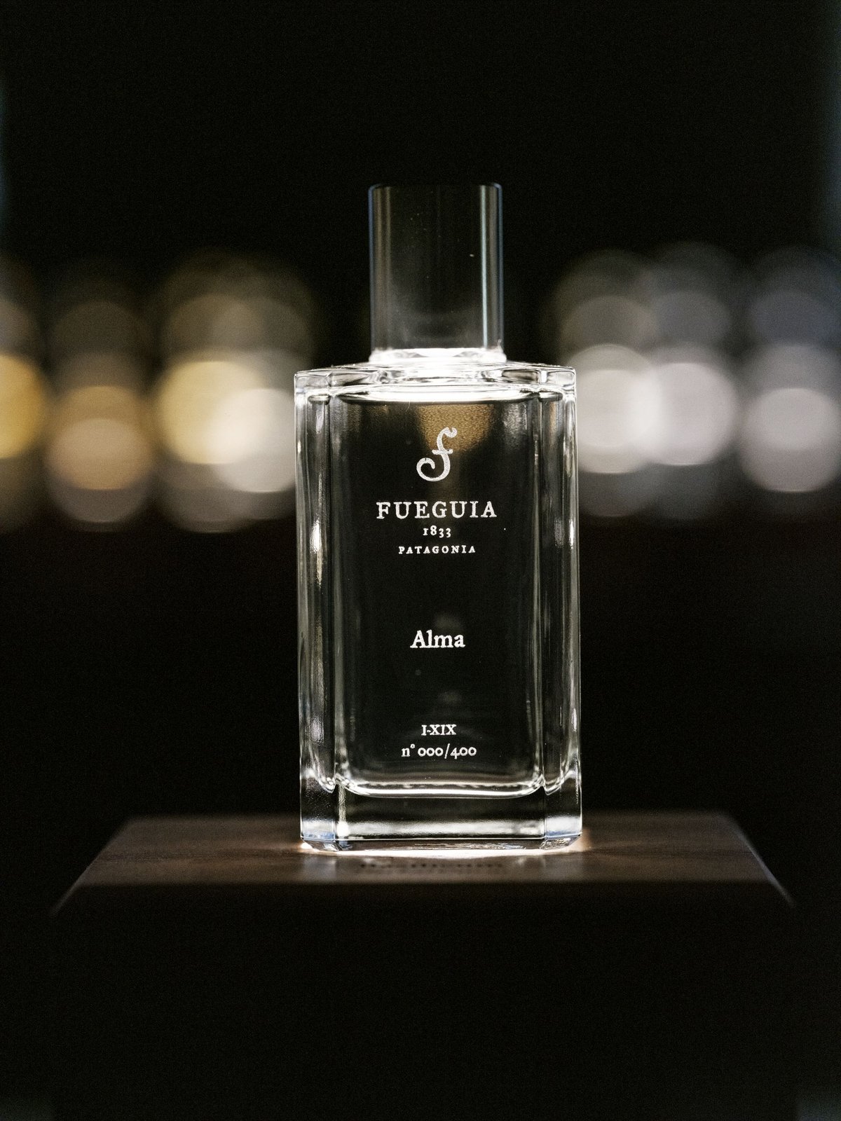 透明なボトルに入ったフエギア1833の新作香水