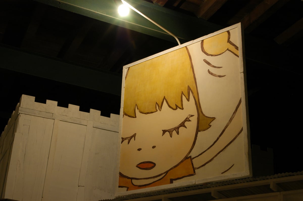 弘前れんが倉庫美術館で開催される奈良美智の過去の個展を振り返る展覧会で展示される作品