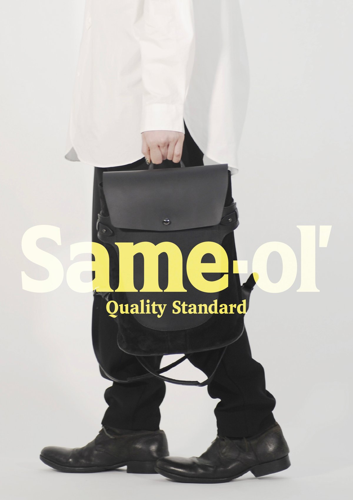 新たなバッグブランド「セイムオー」のバッグを持った人の手元と黄色いブランドロゴ