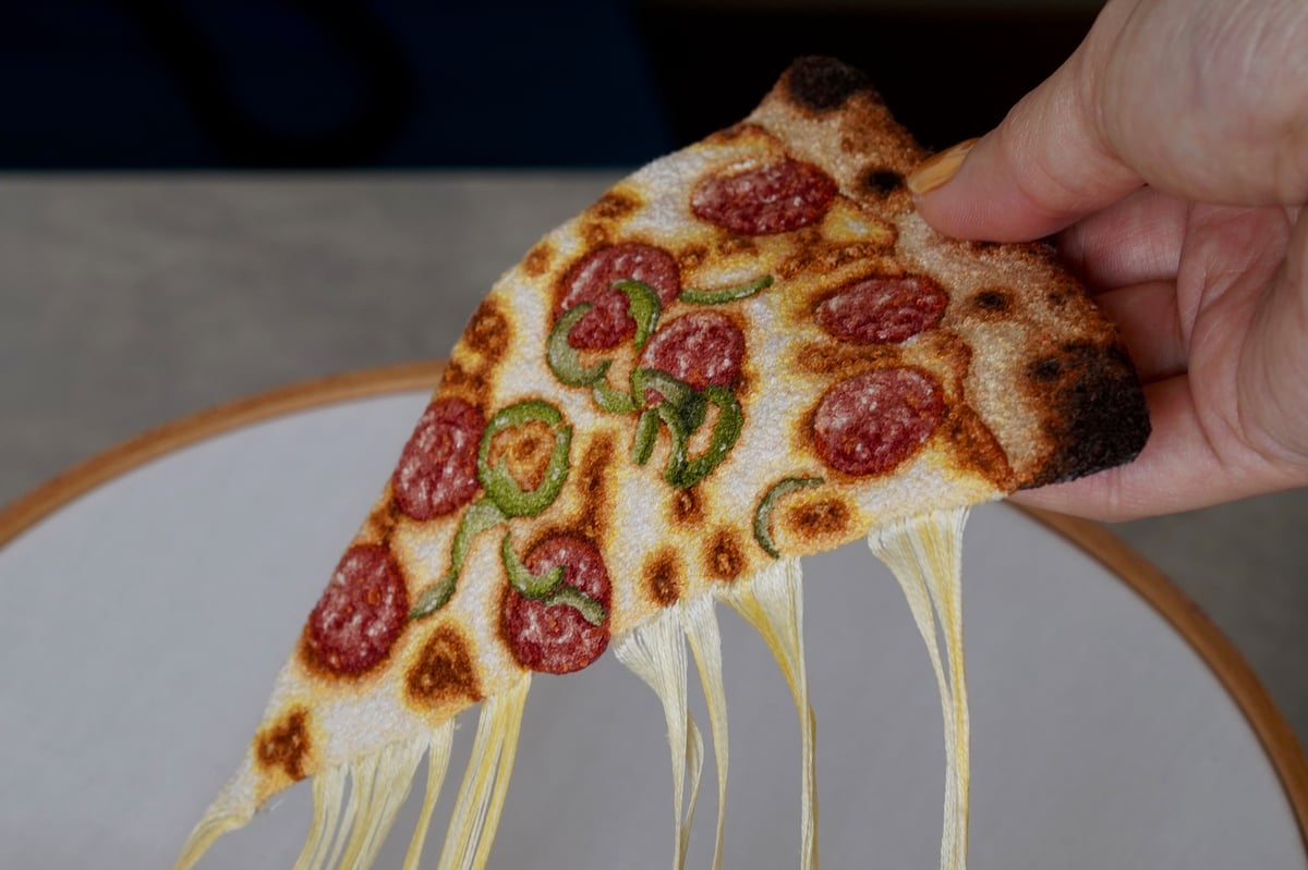 刺繍で作られたピザ