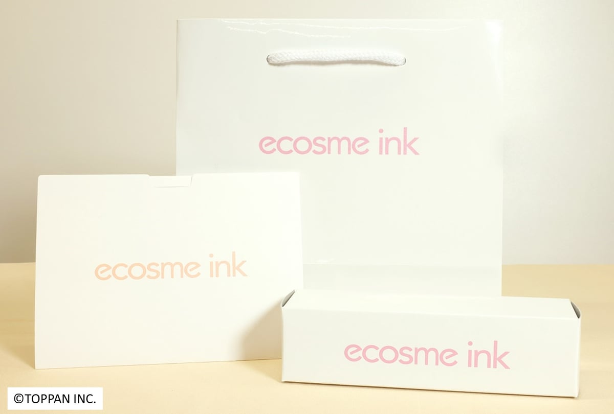 ピンクのロゴが印刷されたショッパーやボックス