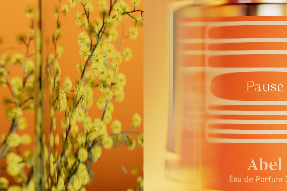 黄色の花とオレンジのボトルの香水