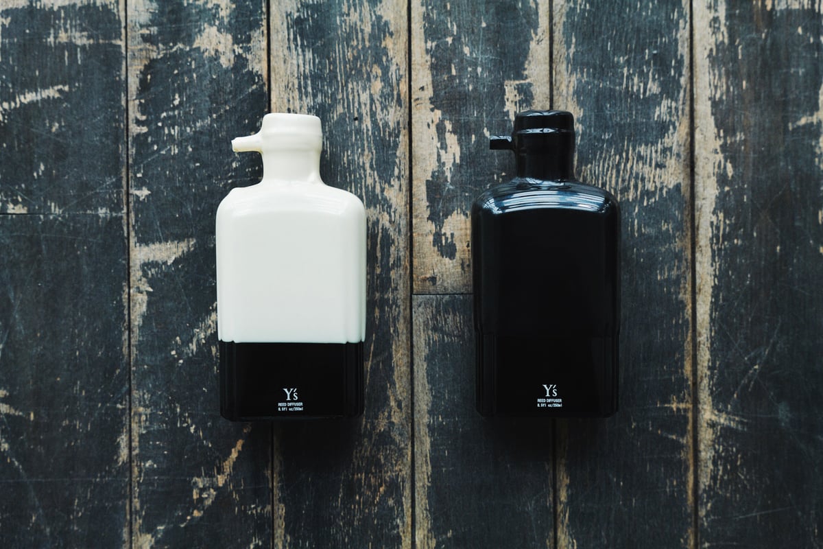 白と黒が組み合わさったボトルと黒いボトルが並んでいる様子。