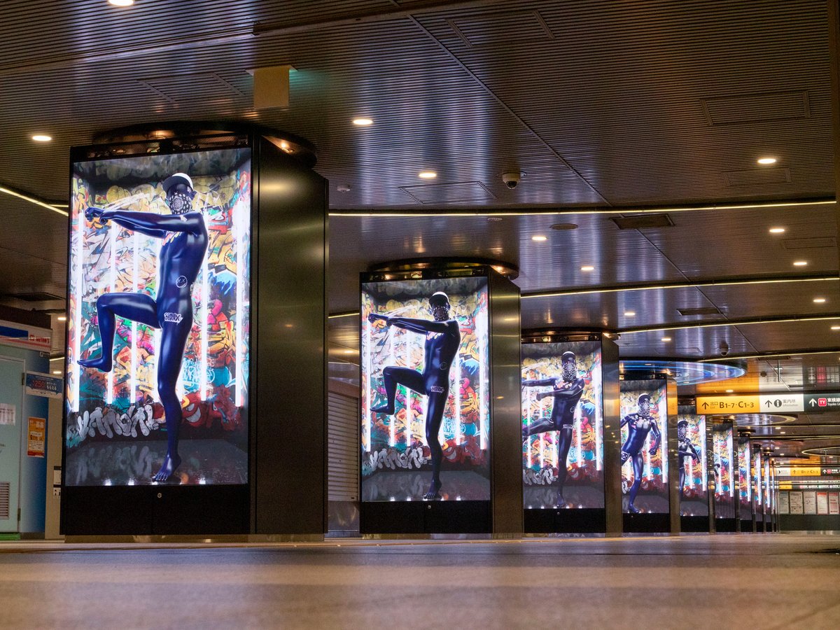 半蔵門線渋谷駅に設置された映像広告の様子