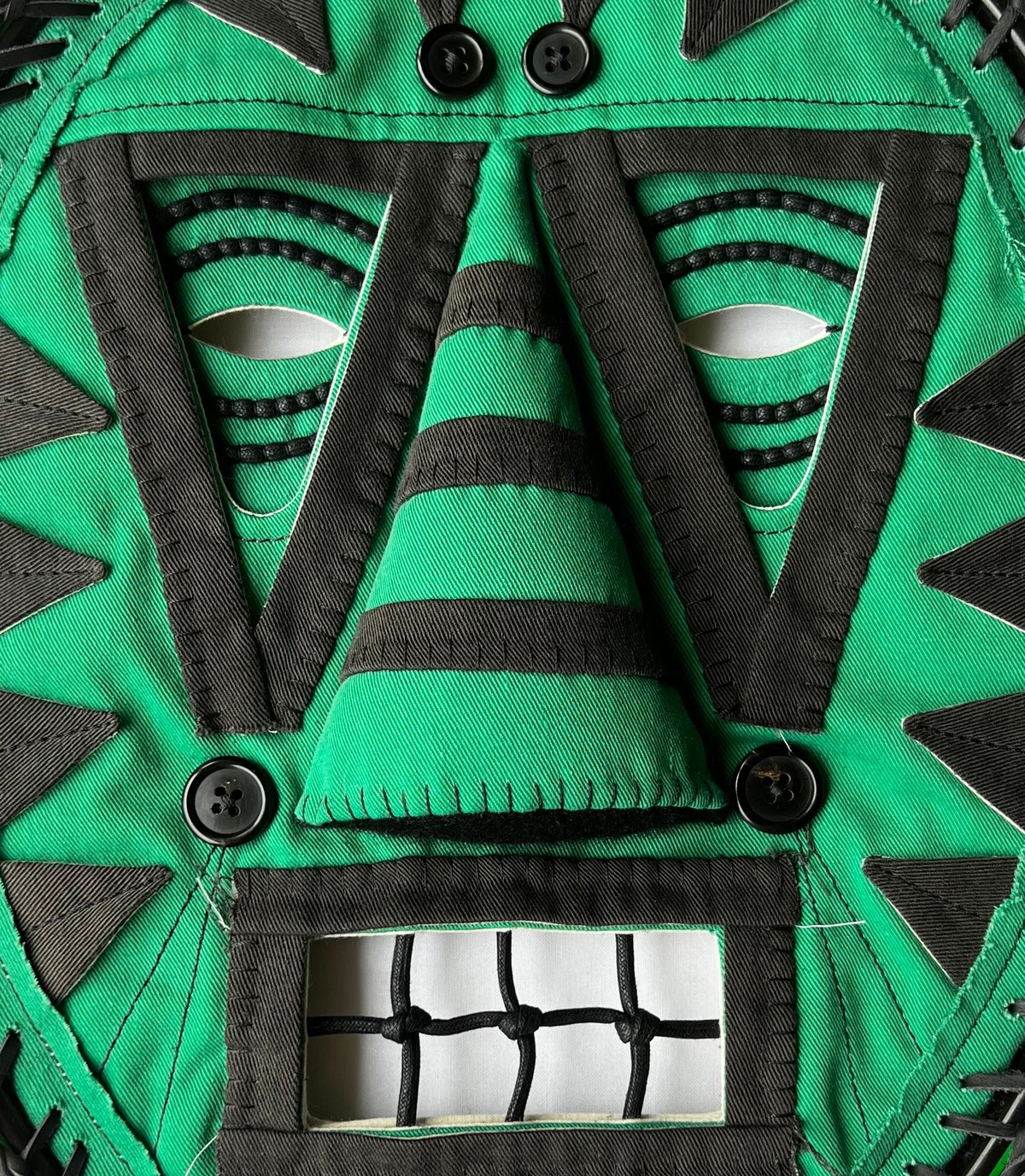 アーティストの村山伸が制作した「マスクシリーズ」のアートワーク