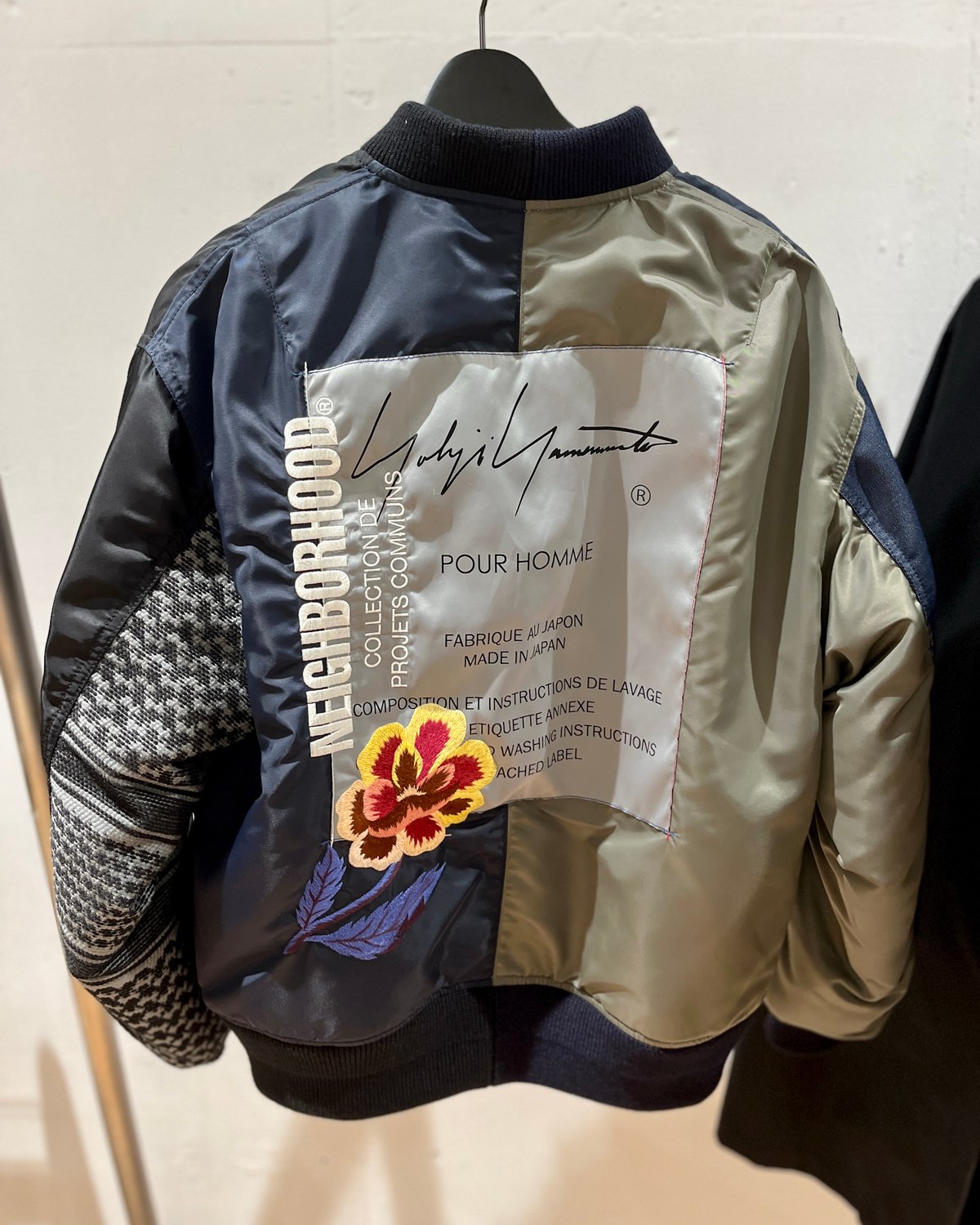 展示会で発表されたヨウジヤマモト プールオム × ネイバーフッドのボンバージャケット
