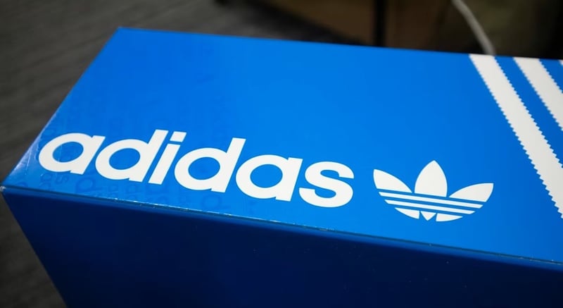 adidasのロゴ