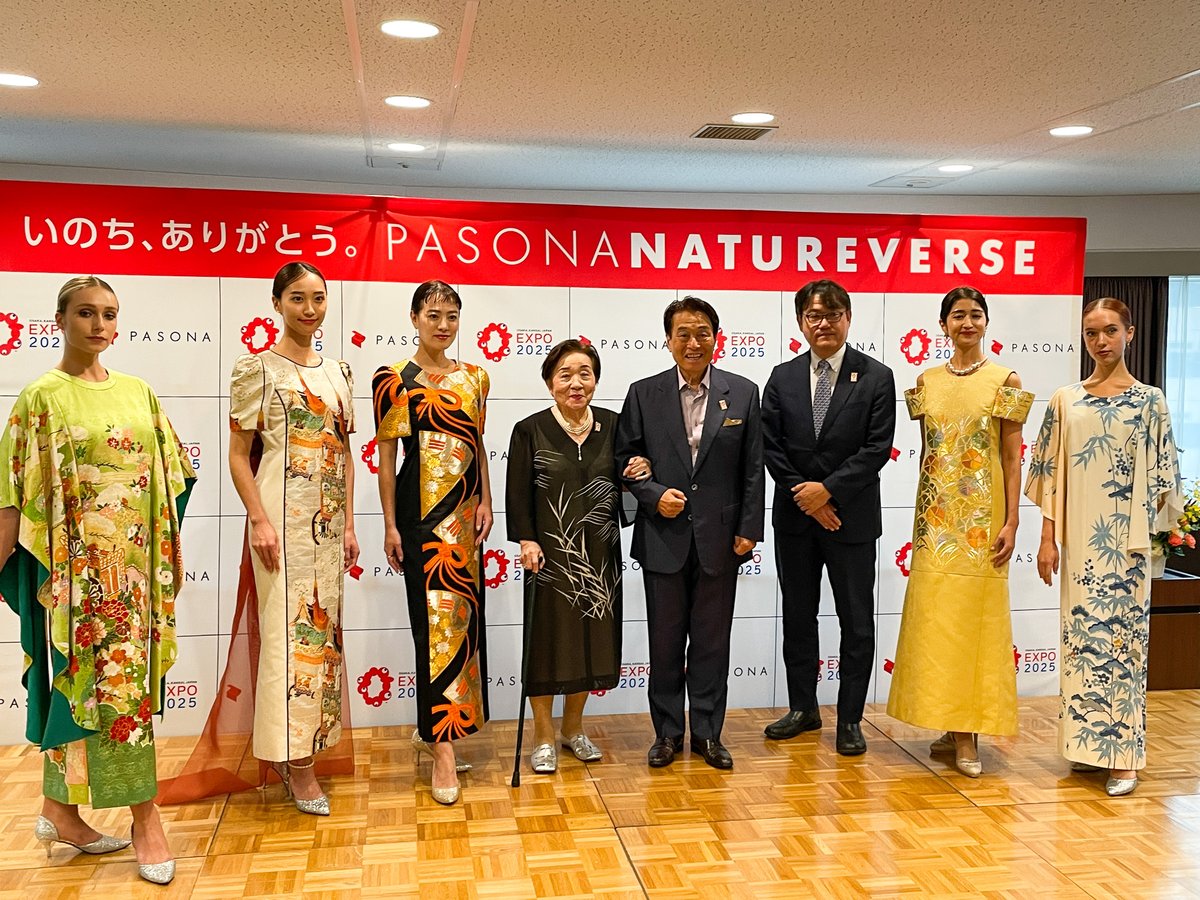 Japanese women's suits group photo 