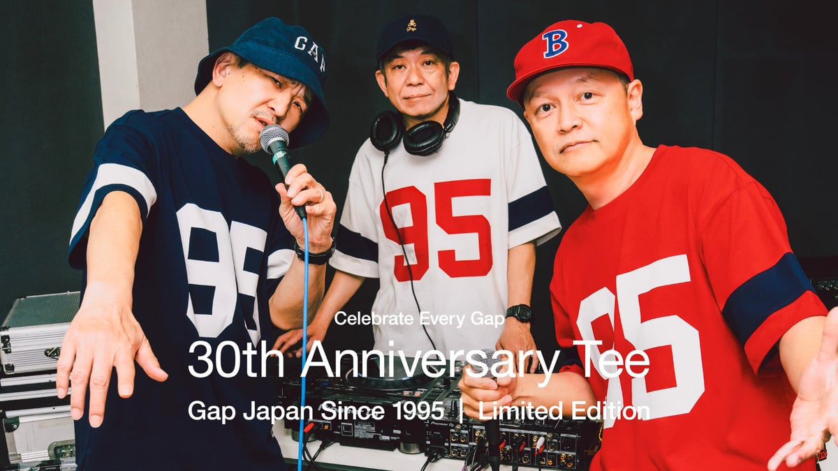 30th Anniversary Teeを着用するスチャダラパー