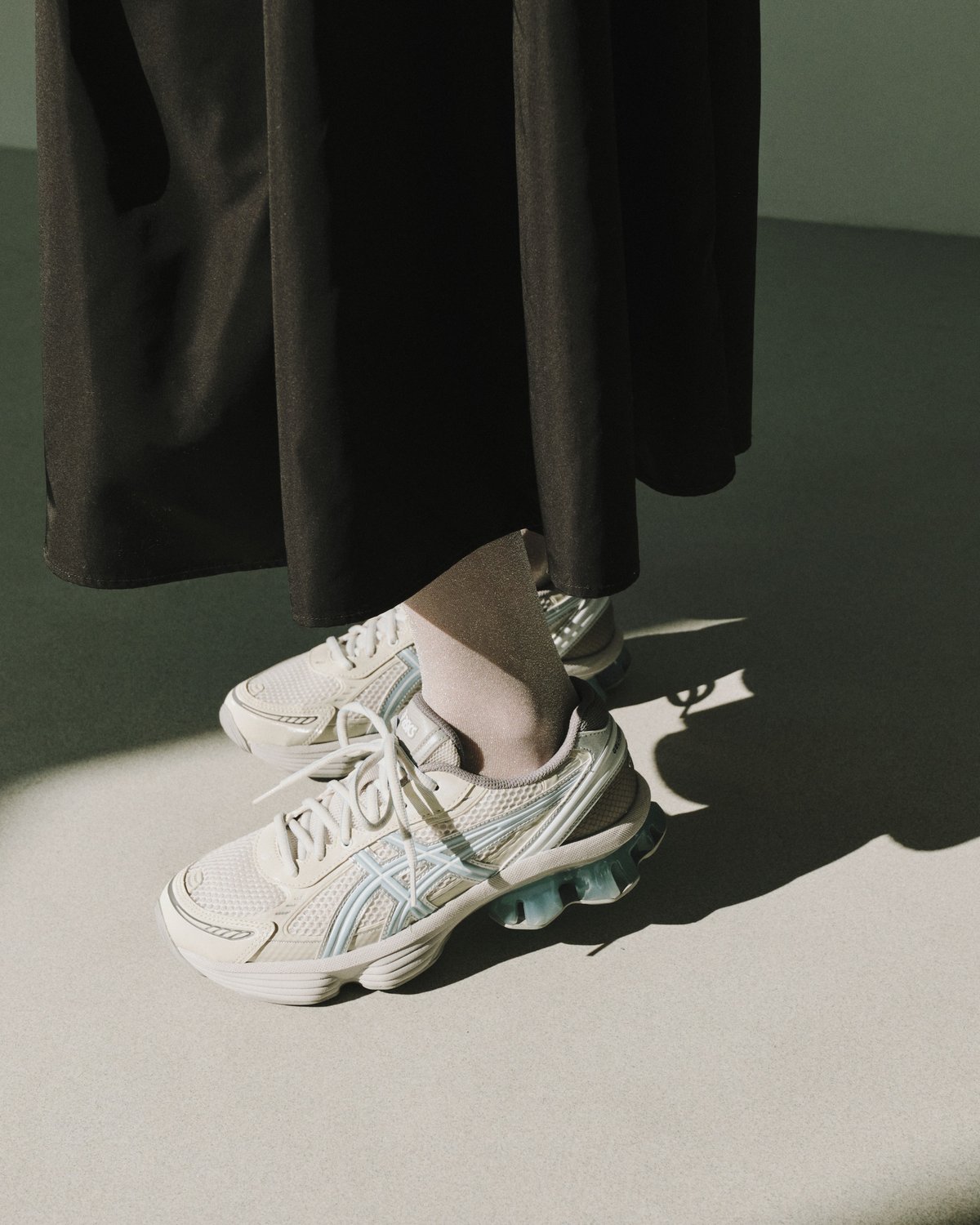 ASICSとemmiの別注カラーのシューズ
