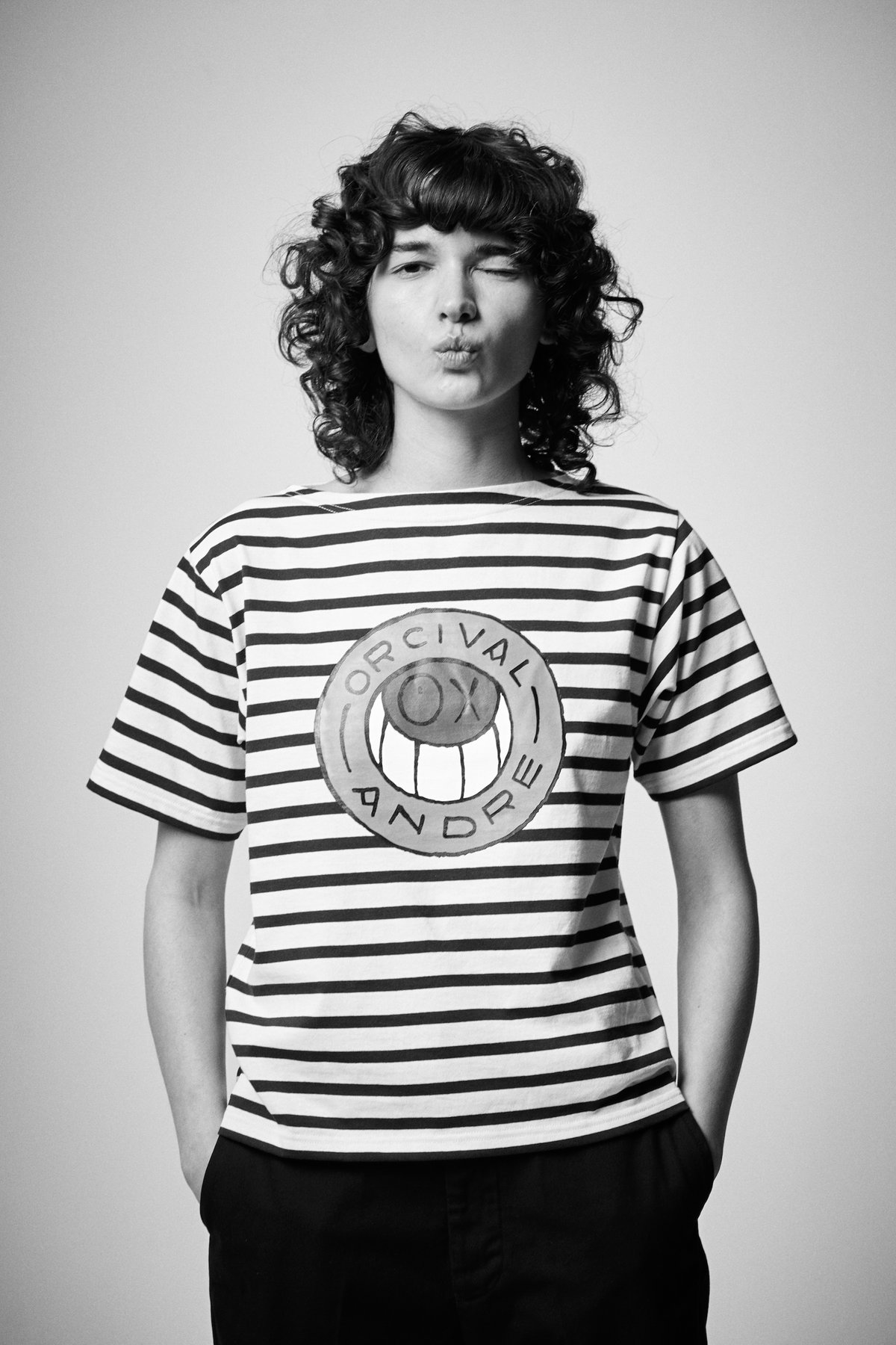 Tシャツを着たモデル