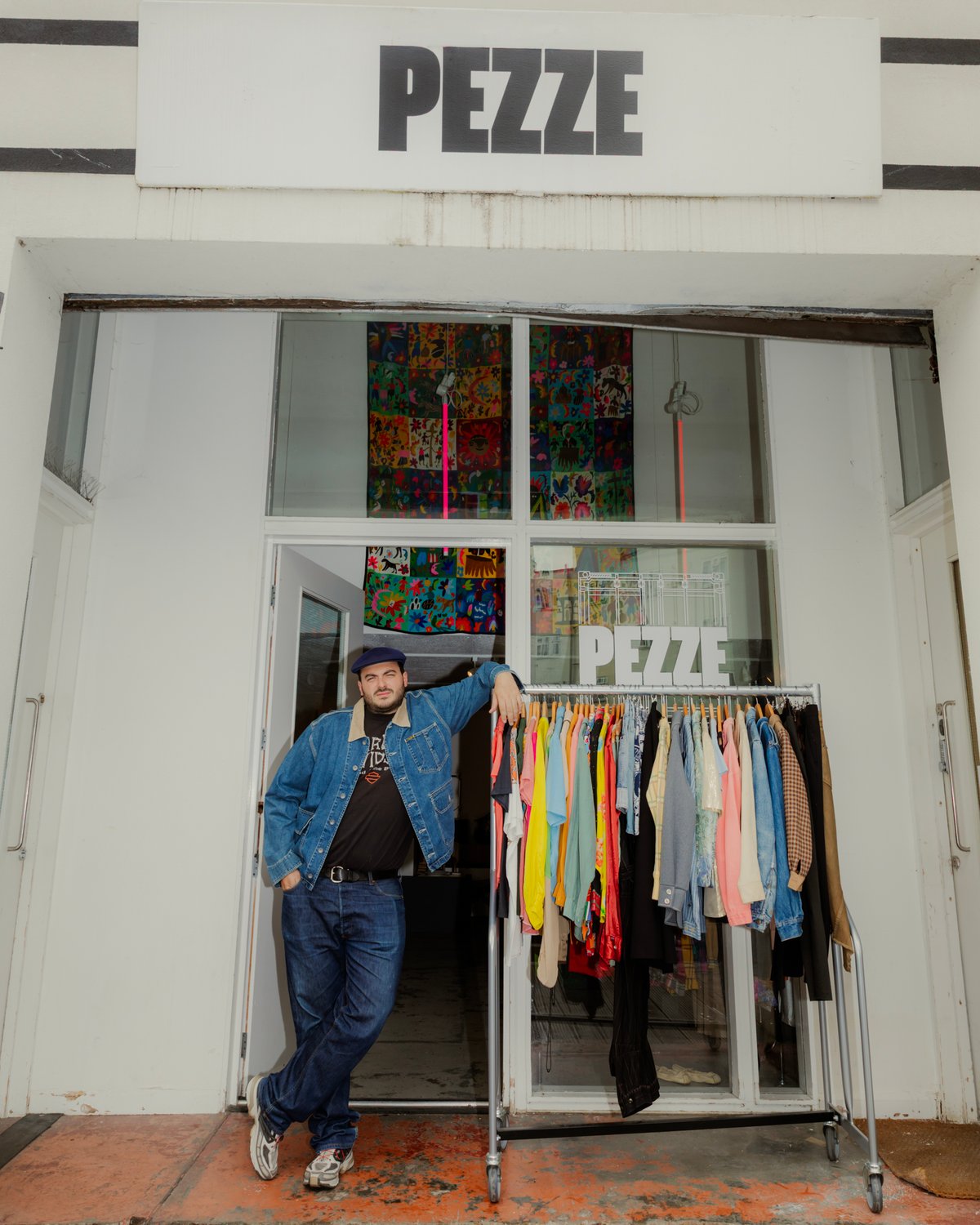 PEZZEの店先でポージングするジェナロ