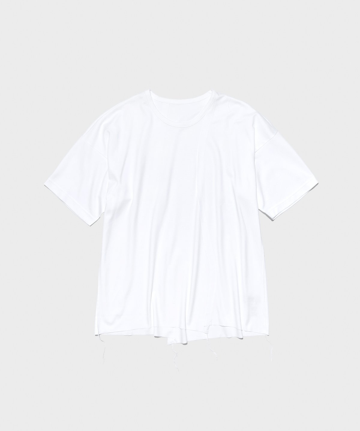 ホワイトのTシャツ