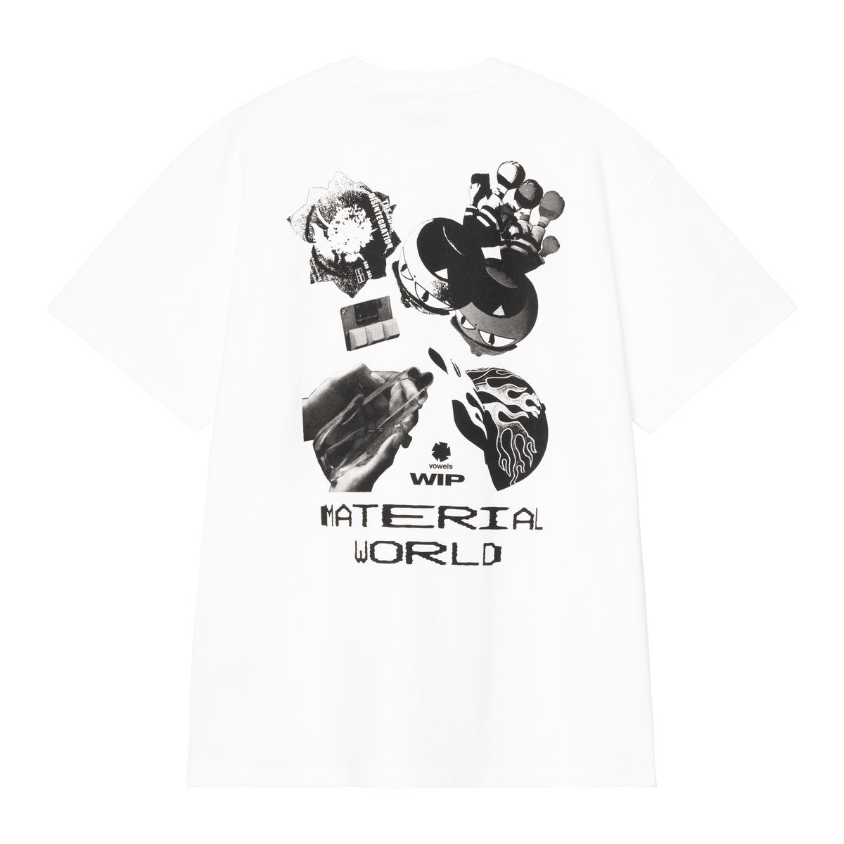 グラフィックをプリントした白いTシャツの背面