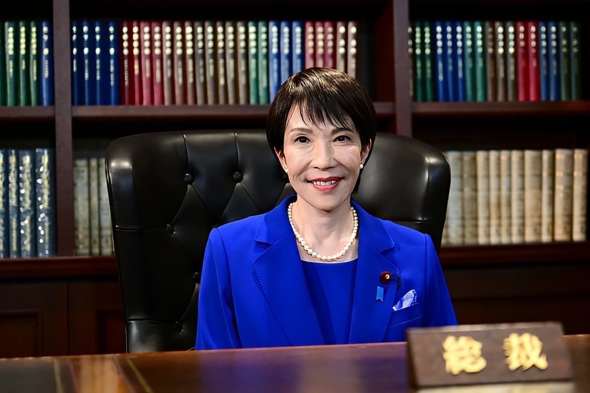 ロイヤルブルーのスーツを着こなす高市早苗自民党新総裁