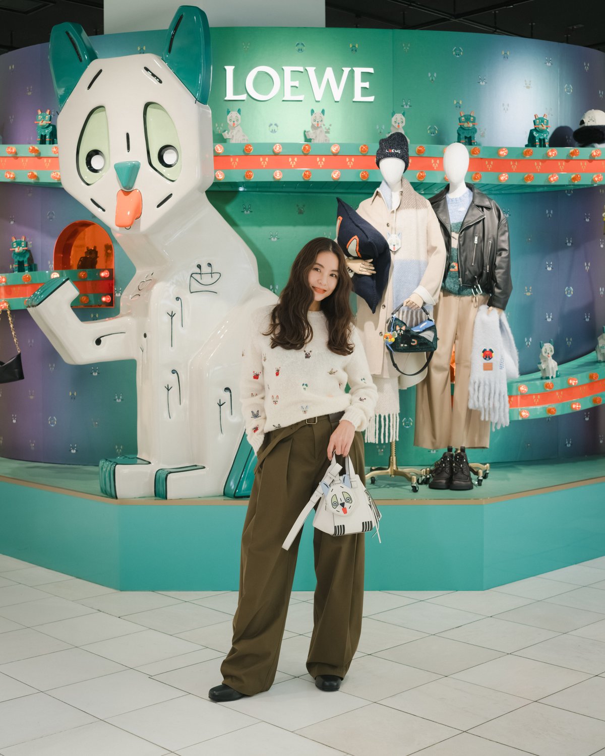 ロエベのホリデーポップアップを訪れた滝沢眞規子