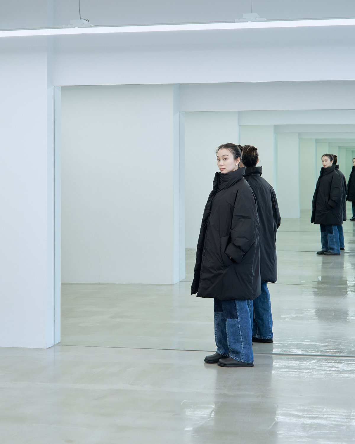 テアトラのアウターを着用した女性モデル