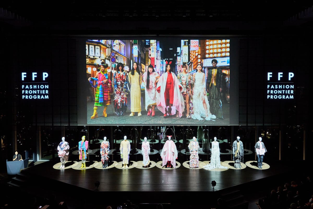 ステージに並んだファイナリストの作品