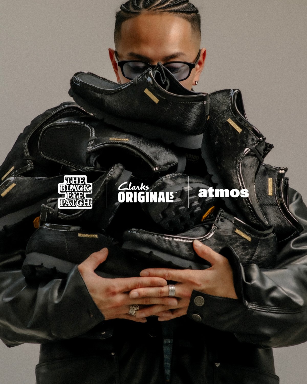 黒いデザートブーツを抱えた男性モデル