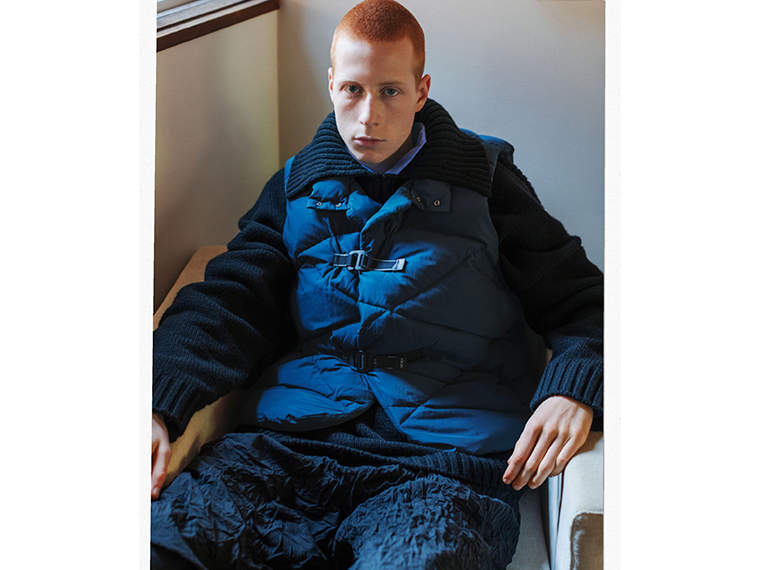 ブランドのアイテムを着用したモデル