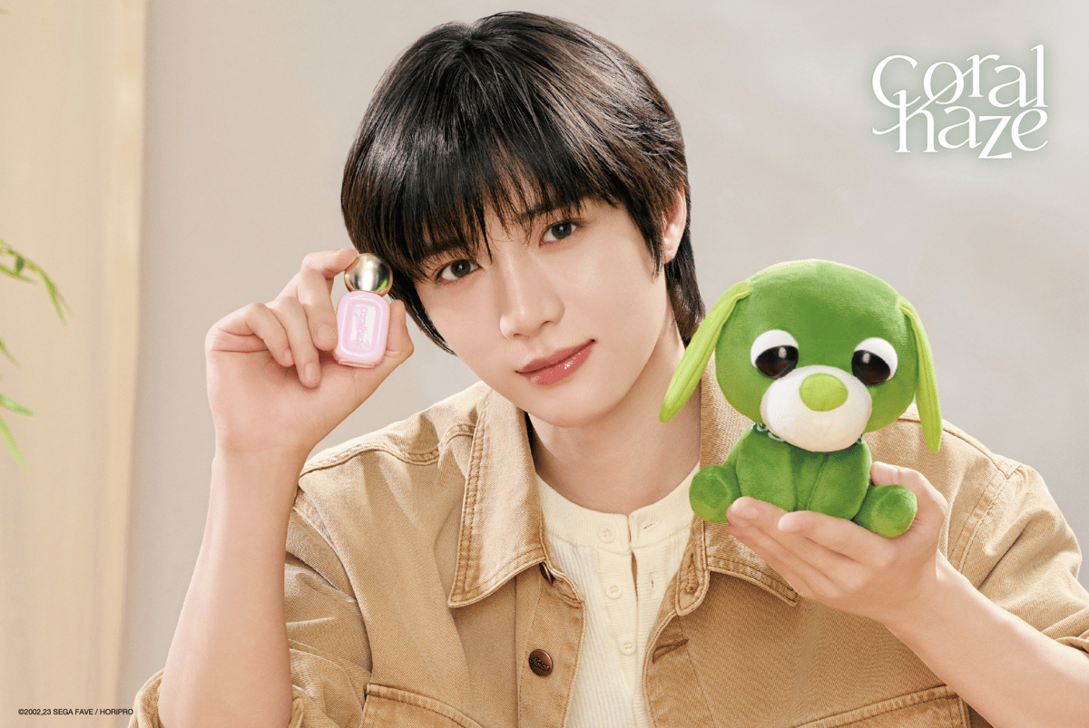 ぬいぐるみとリップを持った男性