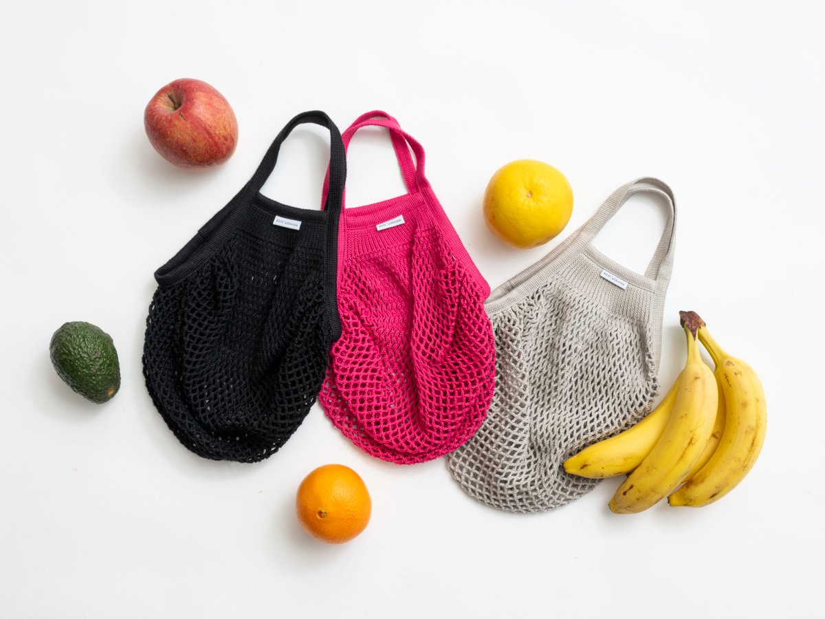 黒、ピンク、グレーのバッグ