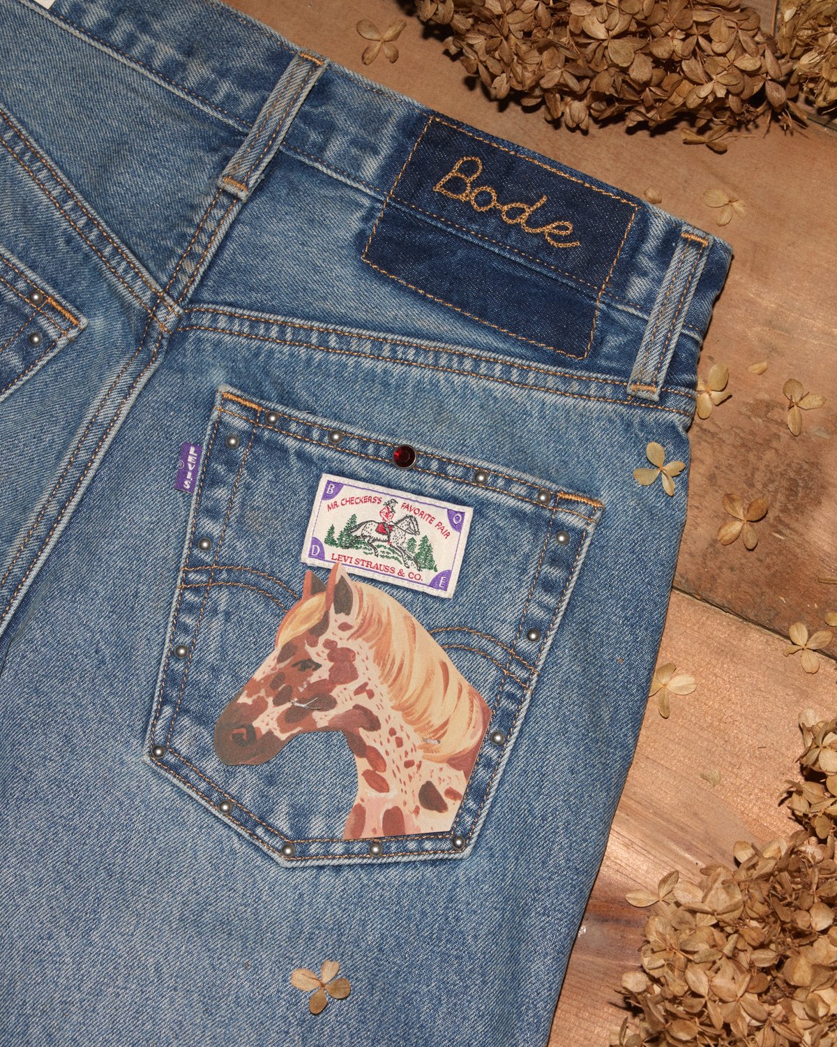 リーバイスがボーディとコラボ　ポニーから着想を得たデザインのデニムが発売