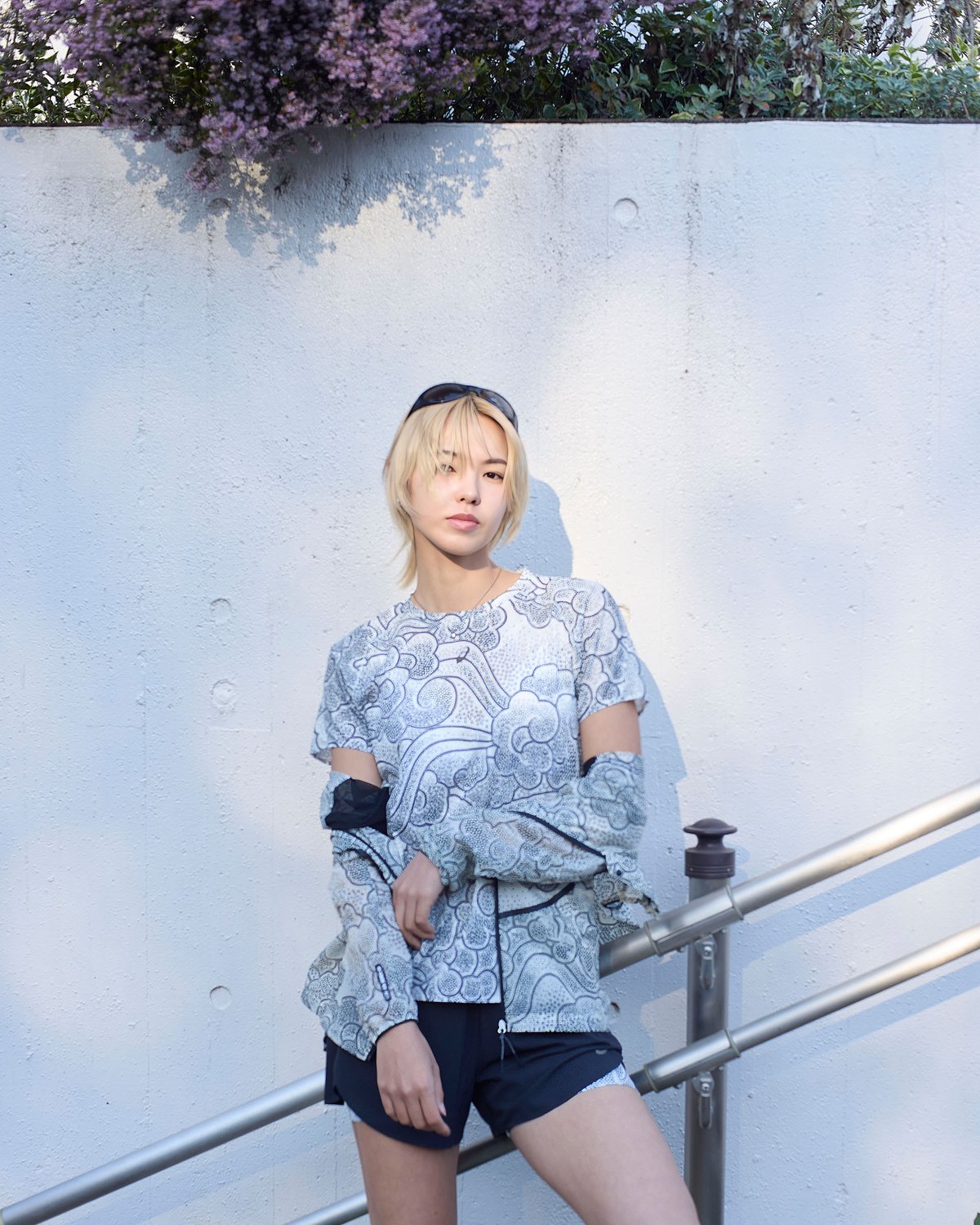 アシックスのアパレルを着用したモデル画像