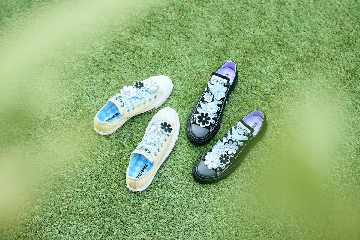 フラワーチャーム付きのシューズ