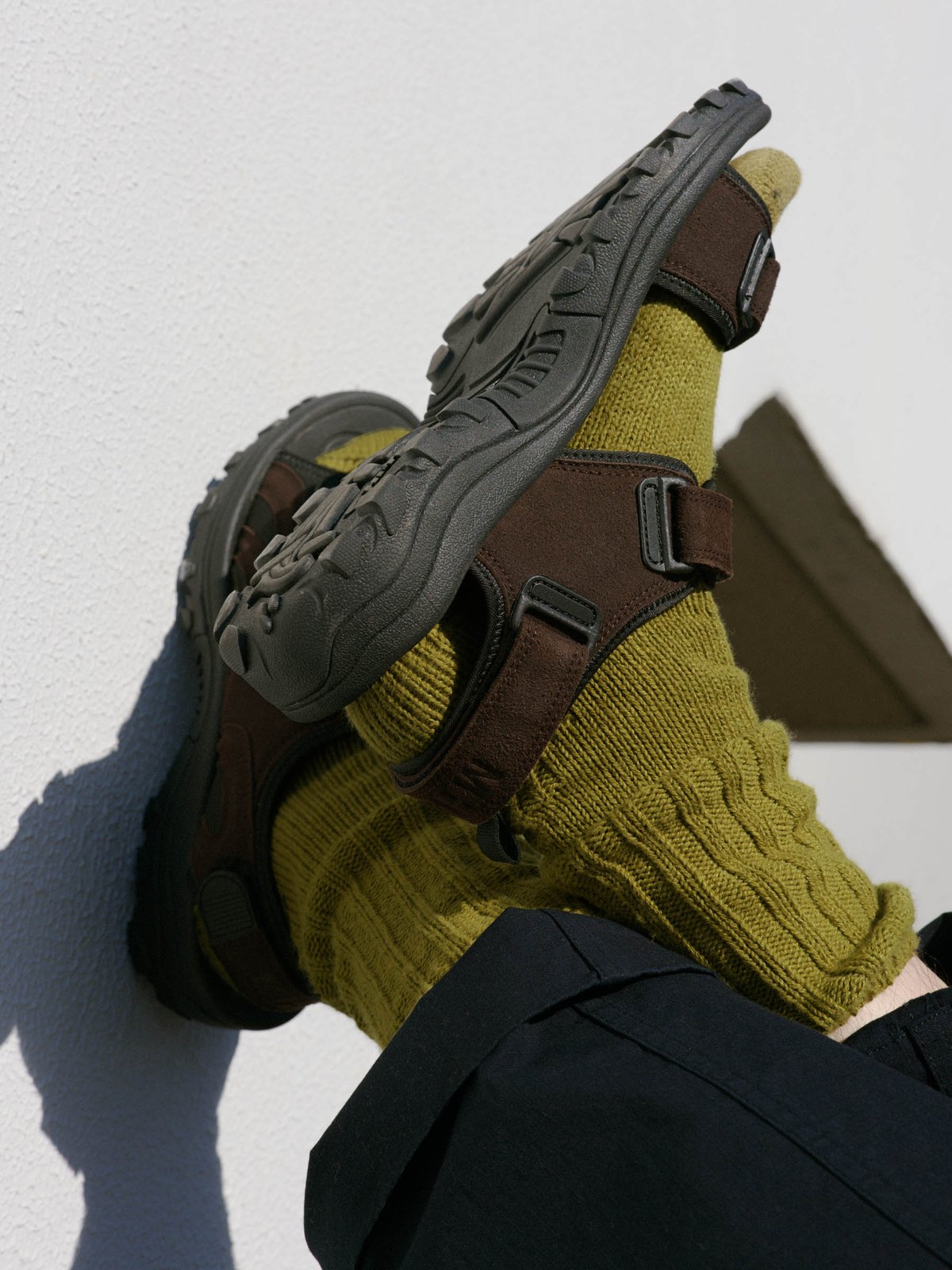 MHL.とハイテックのコラボサンダル 着用画像