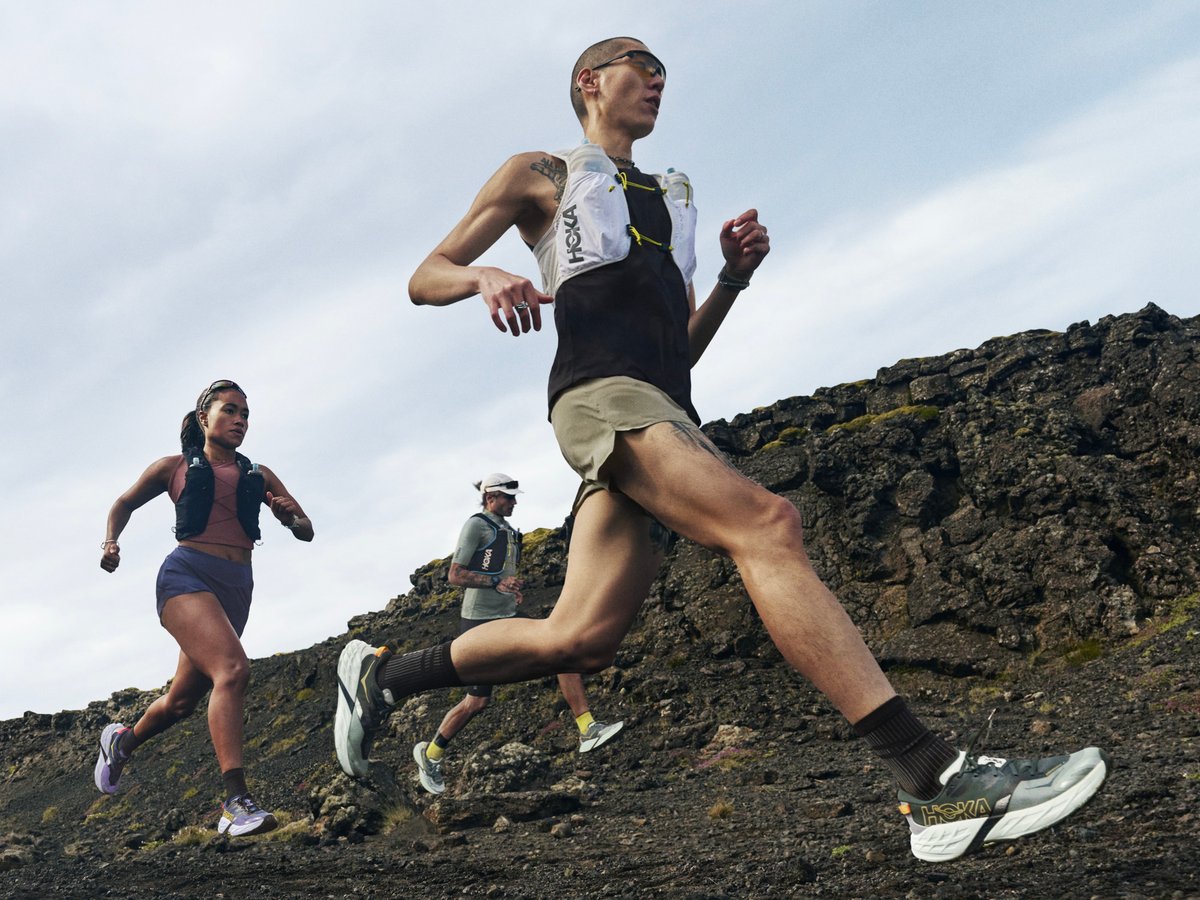 山を走るモデル