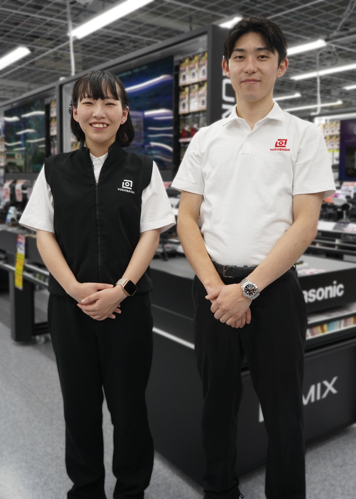 ユニフォームを着用したヨドバシカメラ店頭スタッフ
