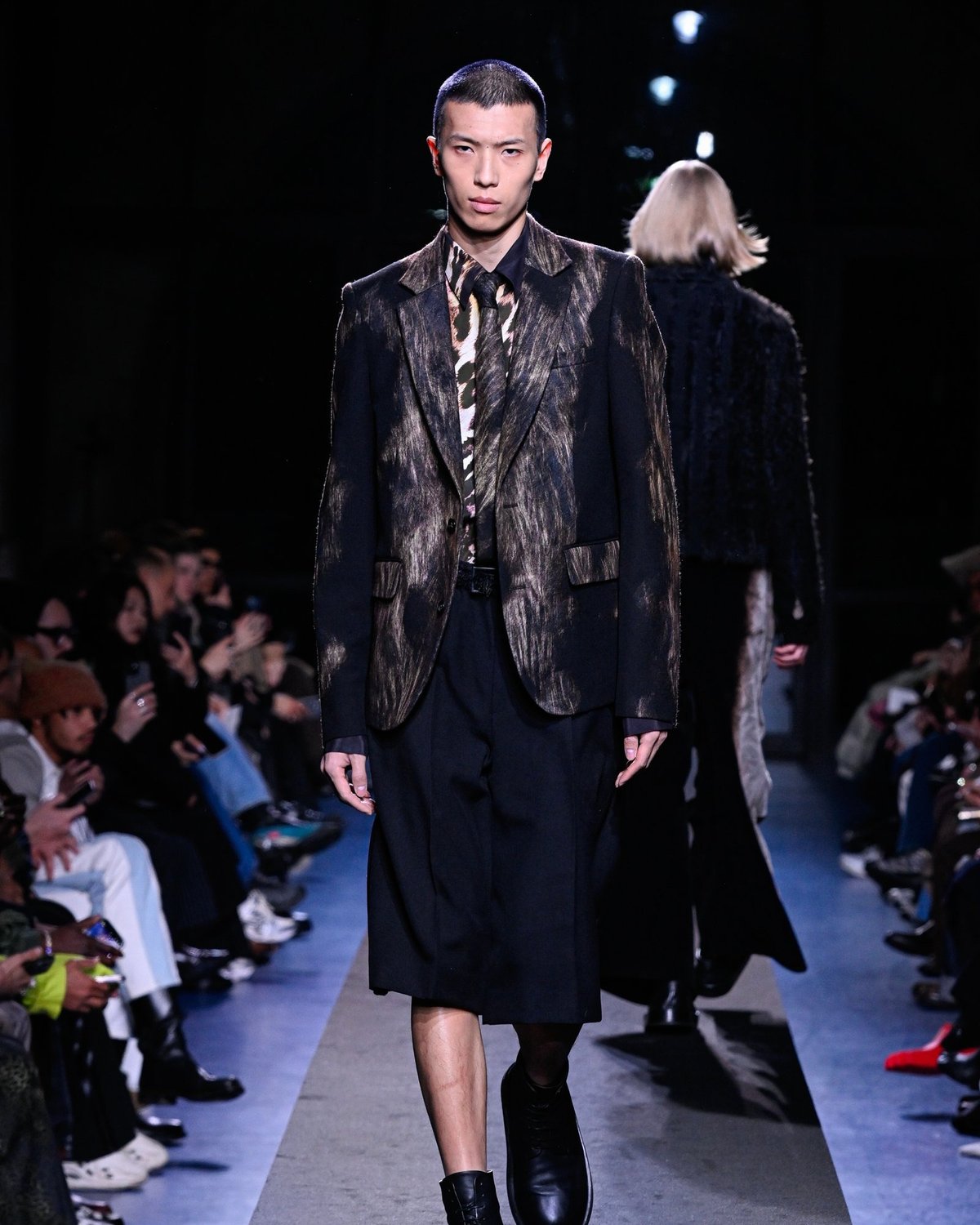 タークの洋服を着た男性モデル